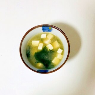 レモン風味のワカメの豆腐味噌汁